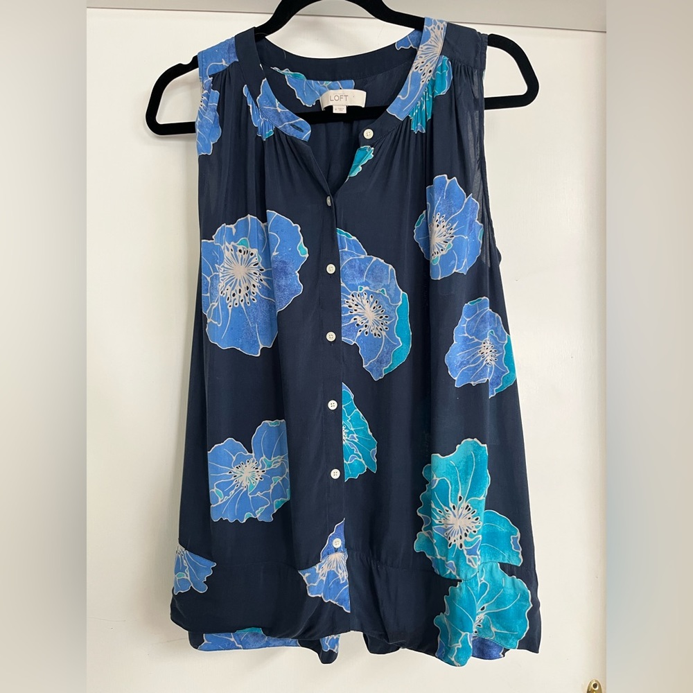 Ann Taylor LOFT Sleeveless button down Blouse.  EUC! Sz M, Blue w/flower design